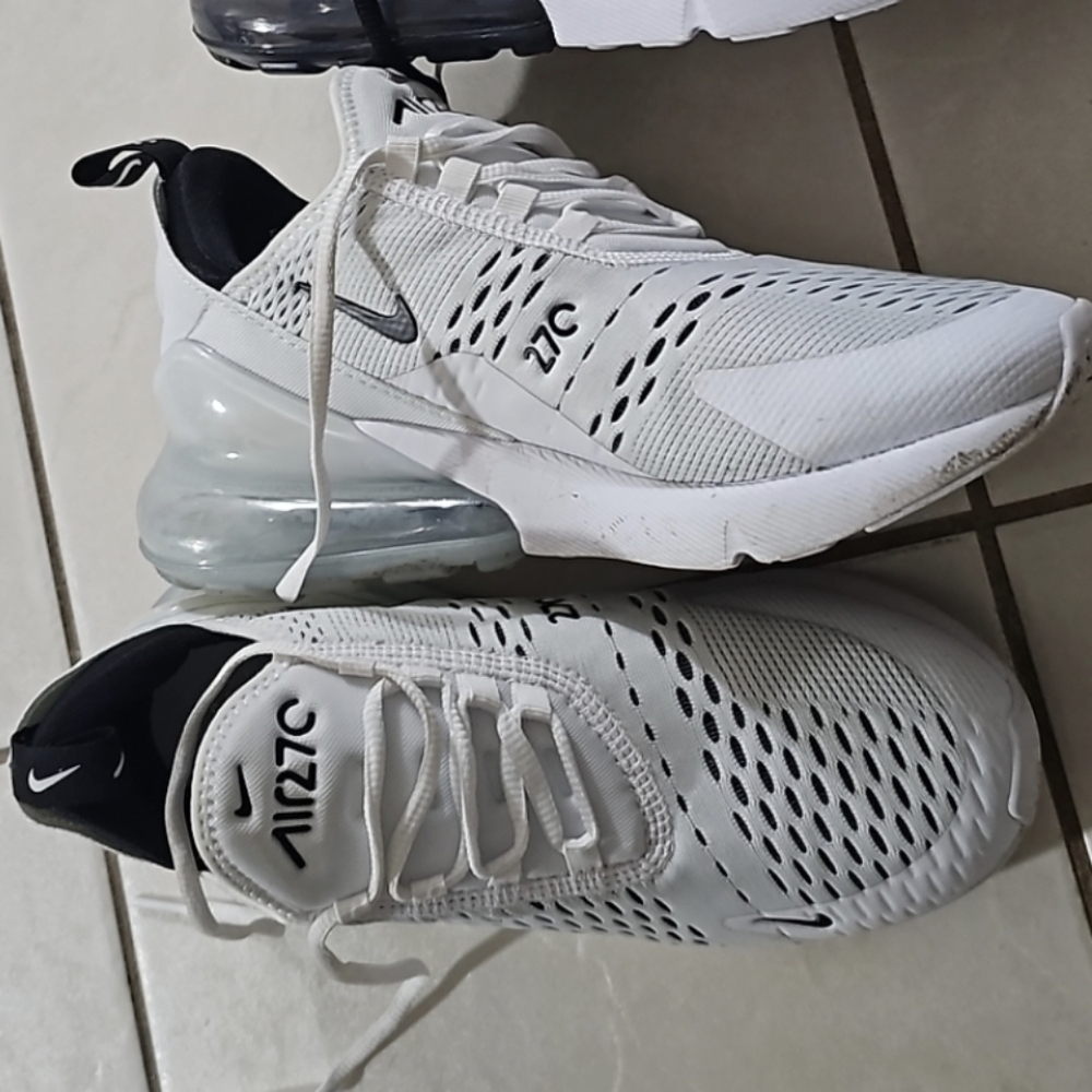 Nike Air Max 270 in Black and White